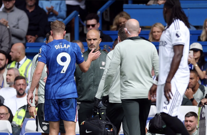 Liam Delap phải rời sân chỉ sau hơn 10 phút thi đấu