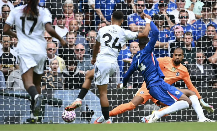 Josh King ghi bàn cho Fulham nhưng VAR từ chối công nhận bàn thắng