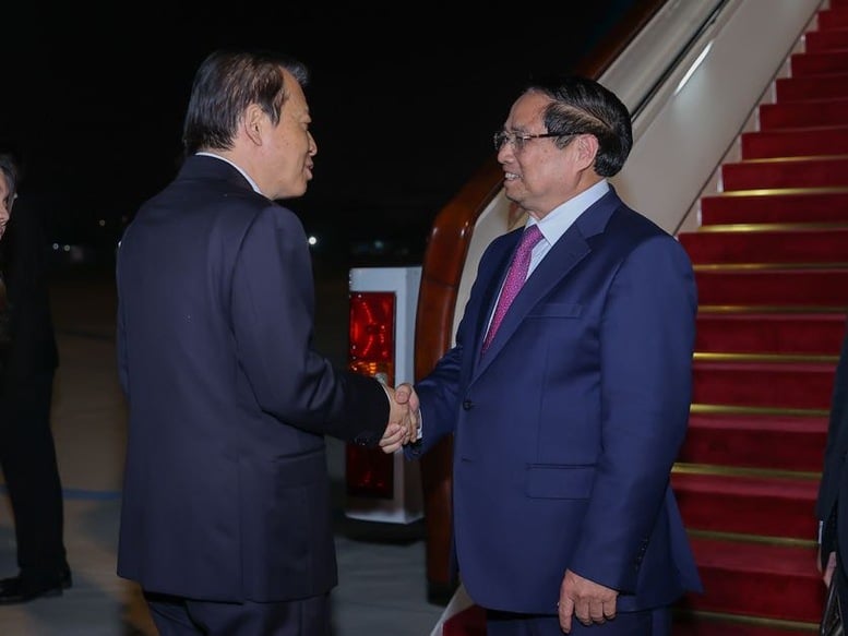 Đón Thủ tướng Phạm Minh Chính và Đoàn đại biểu Việt Nam tại sân bay có Bộ trưởng Bộ Giao thông vận tải Trung Quốc Lưu Vĩ; Chủ nhiệm Ủy ban Thường vụ Nhân đại thành phố Thiên Tân Dụ Vân Lâm; Đại sứ Việt Nam tại Trung Quốc Phạm Thanh Bình - Ảnh: VGP/Nhật Bắc