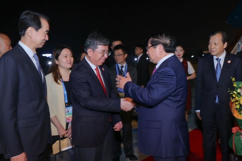 Đón Thủ tướng Phạm Minh Chính và Đoàn đại biểu Việt Nam tại sân bay có Bộ trưởng Bộ Giao thông vận tải Trung Quốc Lưu Vĩ; Chủ nhiệm Ủy ban Thường vụ Nhân đại thành phố Thiên Tân Dụ Vân Lâm; Đại sứ Việt Nam tại Trung Quốc Phạm Thanh Bình - Ảnh: VGP/Nhật Bắc