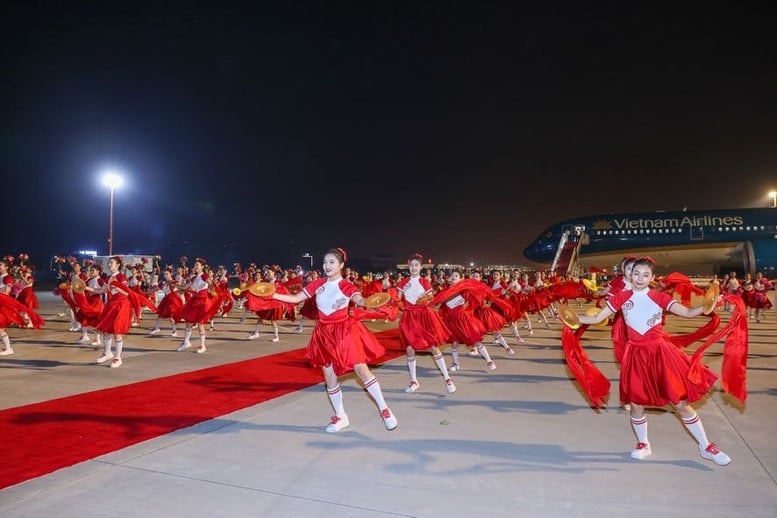 Màn múa hát của các thiếu nhi chào đón Thủ tướng Phạm Minh Chính và Đoàn đại biểu Việt Nam tại sân bay Tân Hải, thành phố Thiên Tân - Ảnh: VGP/Nhật Bắc