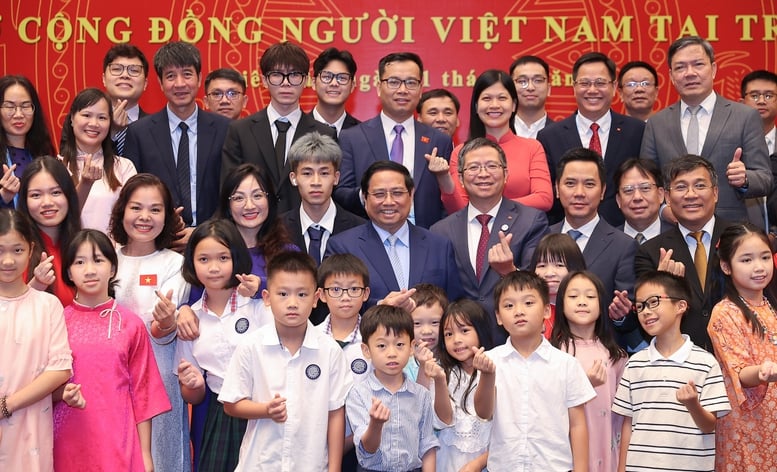 Thủ tướng mong bà con cộng đồng luôn đoàn kết, hoà nhập tốt, các doanh nghiệp người Việt Nam hoạt động ở Trung Quốc chấp hành tốt các quy định của pháp luật sở tại; phát huy tinh thần tự hào dân tộc, đóng góp tích cực vào quan hệ hữu nghị và hợp tác hai nước - Ảnh: VGP/Nhật Bắc