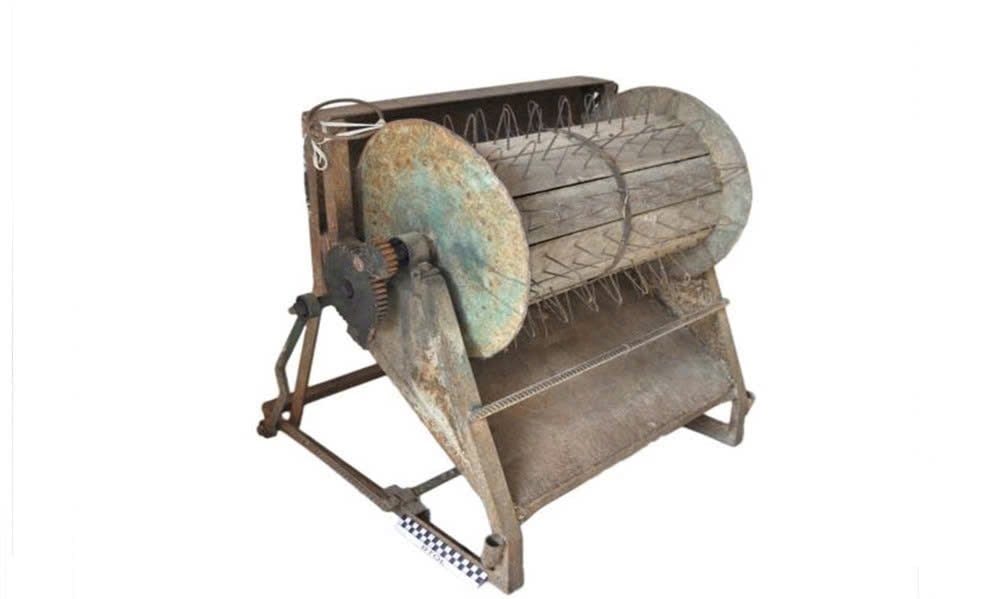 Máy tuốt lúa thô sơ những năm 1960 - Ảnh: internet