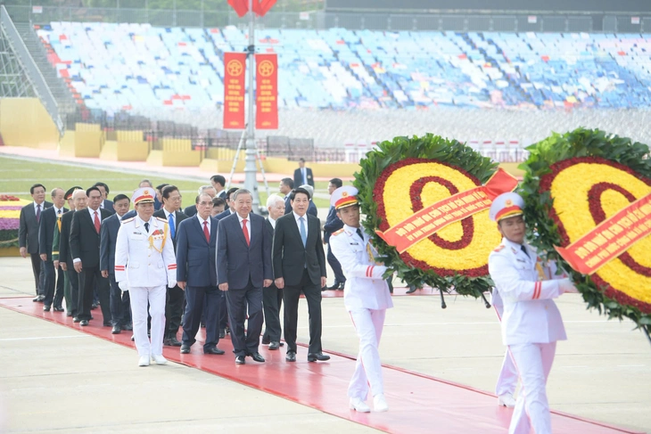  Tổng Bí thư Tô Lâm, Chủ tịch nước Lương Cường và Đoàn lãnh đạo Đảng, Nhà nước đặt vòng hoa và vào Lăng viếng Chủ tịch Hồ Chí Minh - Ảnh: NGỌC CHÂU