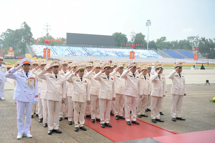  Đoàn Đảng ủy Công an Trung ương - Bộ Công an tưởng niệm Chủ tịch Hồ Chí Minh - Ảnh: NGỌC CHÂU