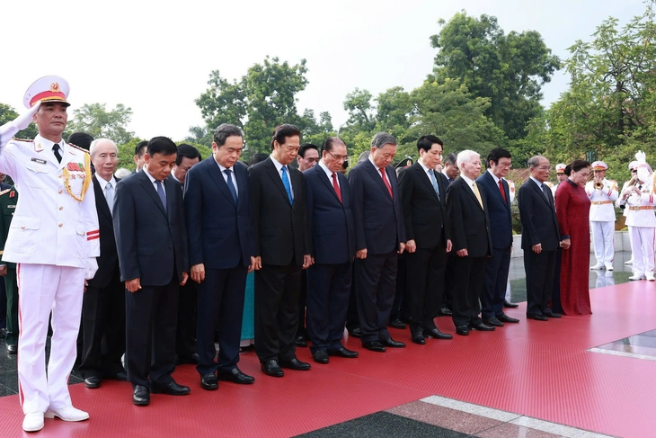  Đoàn lãnh đạo, nguyên lãnh đạo Đảng, Nhà nước tưởng niệm các Anh hùng liệt sĩ - Ảnh: NGỌC CHÂU