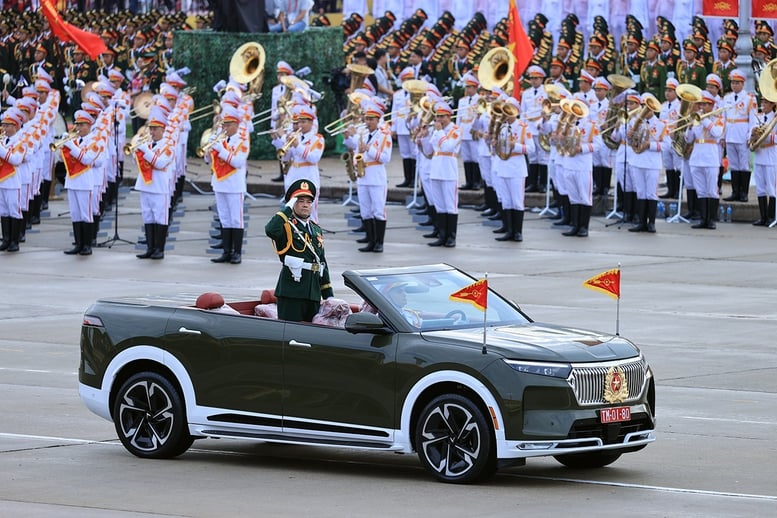 Khối Quân kỳ do đồng chí Thượng tướng Nguyễn Hồng Thái, Ủy viên Trung ương Đảng, Ủy viên Quân ủy Trung ương, Thứ trưởng Bộ Quốc phòng chỉ huy dẫn đầu các khối đại diện cho Quân đội nhân dân Việt Nam anh hùng và dân quân tự vệ- Ảnh: VGP/Nhật Bắc