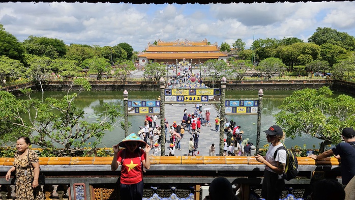 Lượng khách vào tham quan Đại nội Huế.