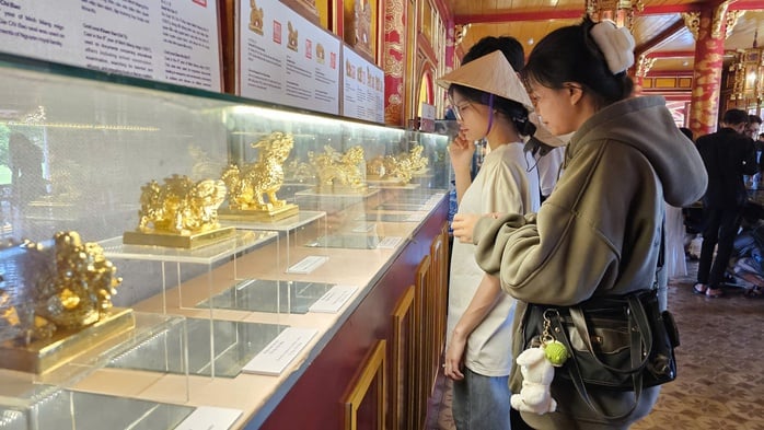 Chiêm ngưỡng các bảo vật triều Nguyễn được trưng bày trong tủ kính.