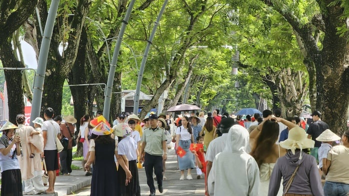Du khách nườm nượp vào tham quan Đại nội Huế.