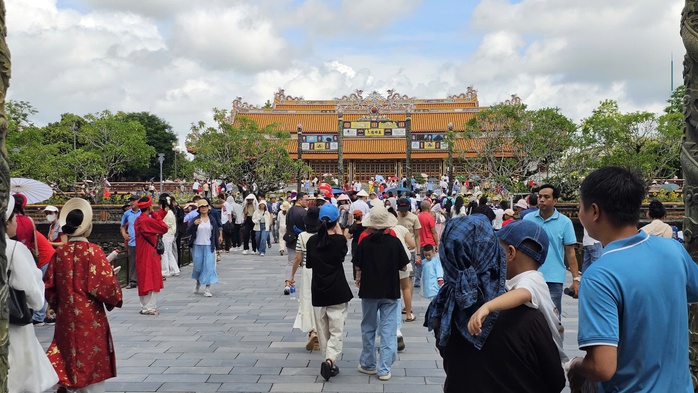 Trước điện Thái Hoà.