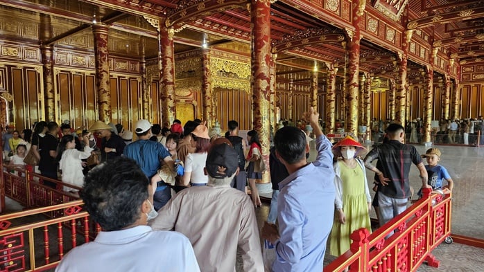 Hàng rào bảo vệ bằng gỗ và bằng kính cường lực được dựng lên trong điện Thái Hòa nhằm bảo vệ hiện vật sau vụ Ngai vua triều Nguyễn bị xâm hại.