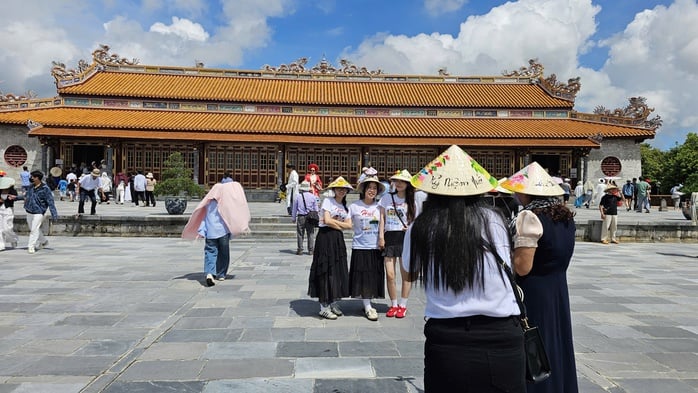 Trước điện Thái Hoà.