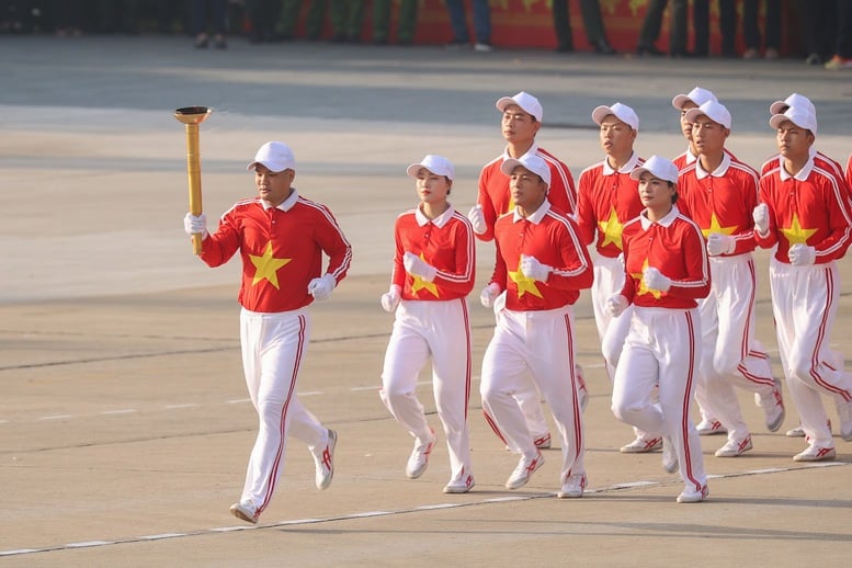 Nghi thức Rước đuốc truyền thống bắt đầu, mở đầu cho Lễ kỷ niệm - Ảnh: VGP/Nhật Bắc