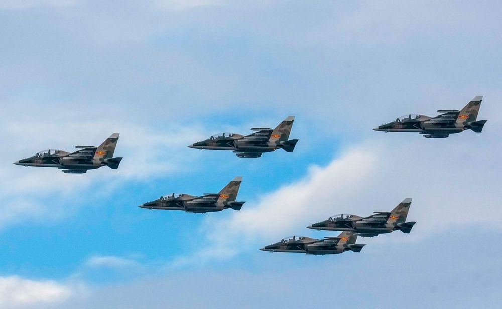 Ngay sau đó, đội hình 6 máy bay huấn luyện kiêm chiến đấu Yak-130 xếp thành hình tam giác đều bay qua bầu trời Hà Nội