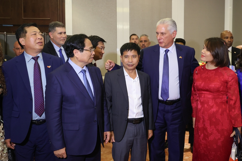 Thủ tướng Phạm Minh Chính cùng Bí thư thứ Nhất, Chủ tịch nước Cuba và đại diện các doanh nghiệp - Ảnh: VGP/Nhật Bắc