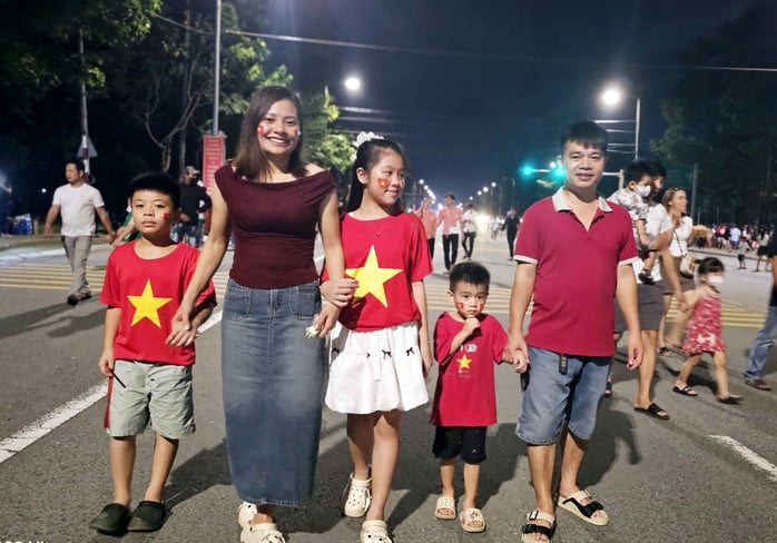 Người dân tranh thủ đi từ rất sớm để xem chương trình