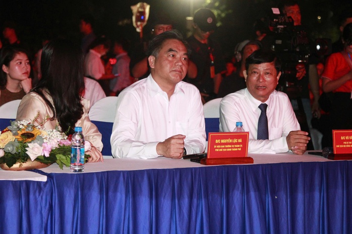 Ông Võ Văn Minh (bìa phải) và ông Nguyễn Lộc Hà tại chương trình nghệ thuật đặc biệt chào mừng Quốc khánh 2-9