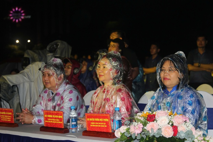 Khác với thời tiết ở phường Sài Gòn hay Vũng Tàu, trời Bình Dương chỉ mưa một thời gian ngắn, lãnh đạo TP HCM cùng người dân đội áo mưa xem chương trình nghệ thuật