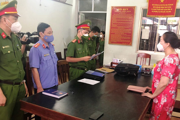 Cơ quan CSĐT Công an tỉnh Phú Yên đã tống đạt quyết định khởi tố bị can và lệnh bắt tạm giam đối với bà Ngô Thị Điều