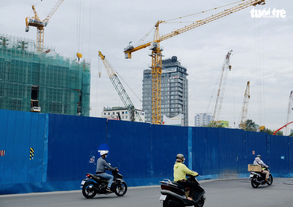 Thị trường xây dựng, bất động sản Việt Nam bị ảnh hưởng nặng nề bởi COVID-19 - Ảnh: BÔNG MAI
