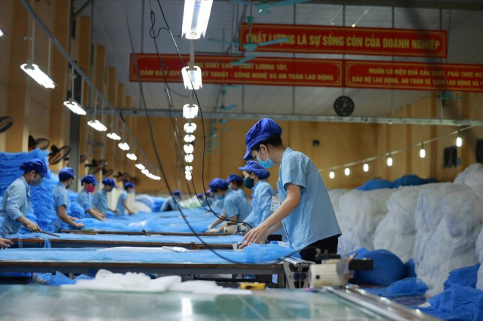 Công nhân dệt ở Việt Nam thực hiện 3 tại chỗ trong thời kỳ dịch COVID-19. Ảnh: Hải Nguyễn