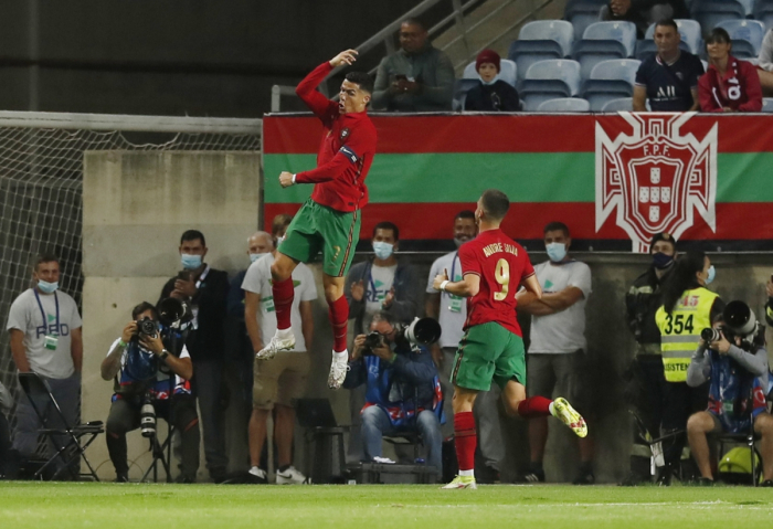 Cristiano Ronaldo mở ra chiến thắng cho Bồ Đào Nha. (Ảnh: Reuters)