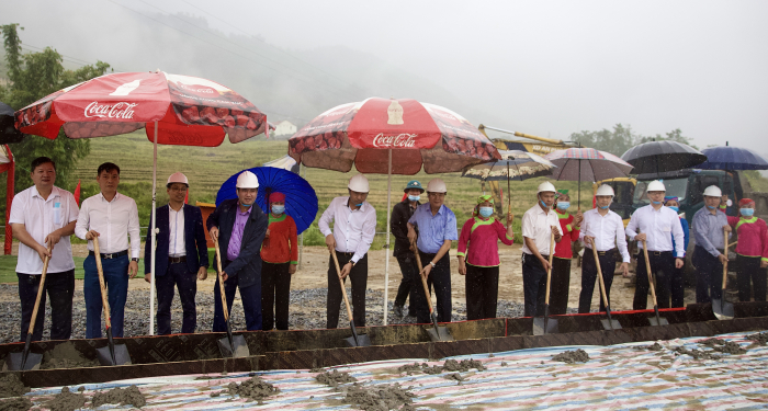 Các đại biểu thực hiện nghi lễ khởi công xây dựng tuyến đường liên gia thôn Tả Van Dáy I, xã Tả Van, thị xã Sa Pa.