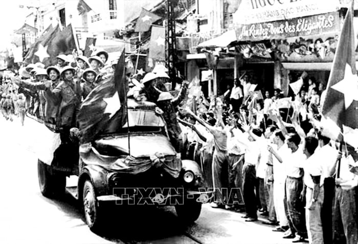 Nhân dân đón chào đoàn quân chiến thắng trở về - ảnh tư liệu TTXVN