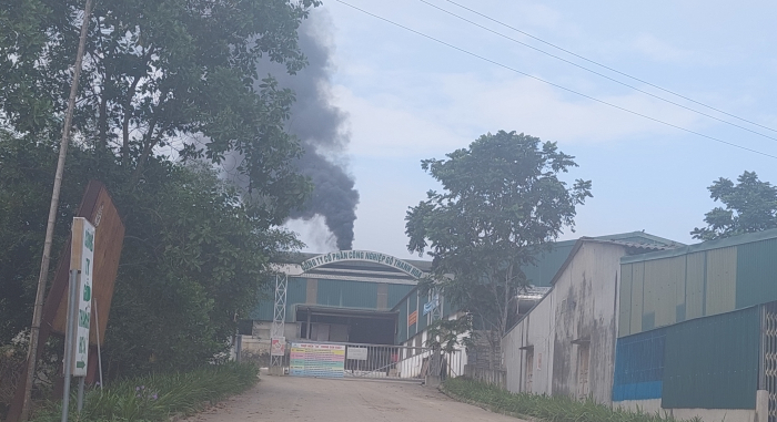 Thực trạng xả khói thải màu đen ra môi trường của Công ty Cổ phần công nghiệp gỗ Thanh Hoa (ảnh được PV, ghi nhận vào sáng ngày 4/10)