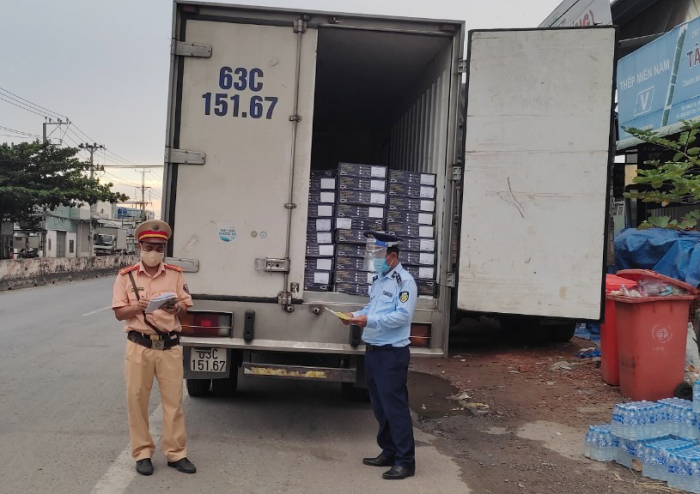 Lực lượng chức năng đang kiểm tra lô hàng 4 tấn đầu cá hồi nhập khẩu vi phạm nhãn mác được ô tô tải vận chuyển từ TP.HCM về tỉnh Tiền Giang. Nguồn: Cục QLTT tỉnh Tiền Giang.