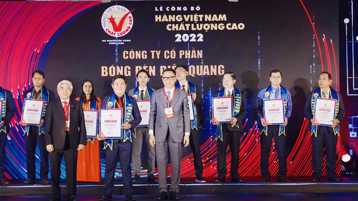 Đại diện Công ty Điện Quang nhận chứng nhận Doanh nghiệp Hàng Việt Nam chất lượng cao năm 2022.