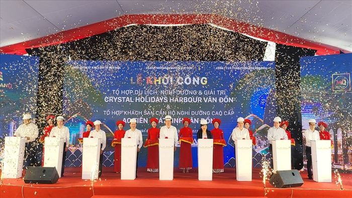 Lãnh đạo tỉnh Quảng Ninh và các nhà đầu tư bấm nút động thổ khởi công 4 dự án trọng điểm tại khu kinh tế Vân Đồn với số vốn đầu tư gần 430 triệu USD. Ảnh: Báo Lao động.