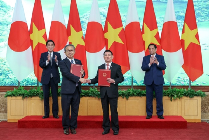 Thủ tướng Chính phủ Phạm Minh Chính và Thủ tướng Kishida Fumio đã chứng kiến Lễ trao đổi 22 văn kiện hợp tác giữa các Bộ, ngành, địa phương và doanh nghiệp hai nước. Ảnh VGP/Nhật Bắc