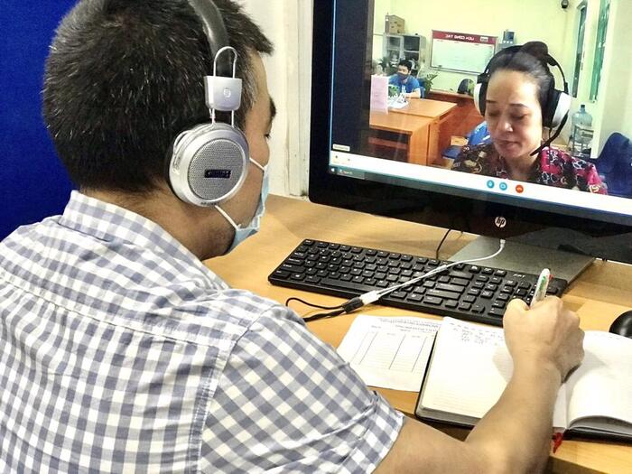 Các doanh nghiệp phỏng vấn trực tuyến người lao động tại Sàn Giao dịch việc làm Hà Nội 215 Trung Kính.