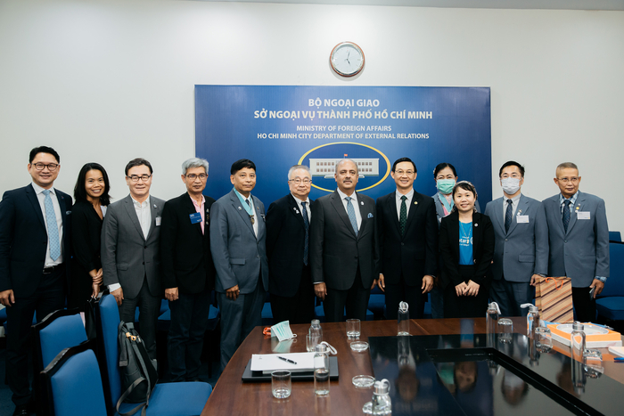 Chủ tịch Rotary International cùng đoàn đại biểu và Chủ tịch ba CLB ở Việt Nam gặp gỡ chào xã giao Giám đốc Sở Ngoại Vụ - Ông Trần Phước Anh.