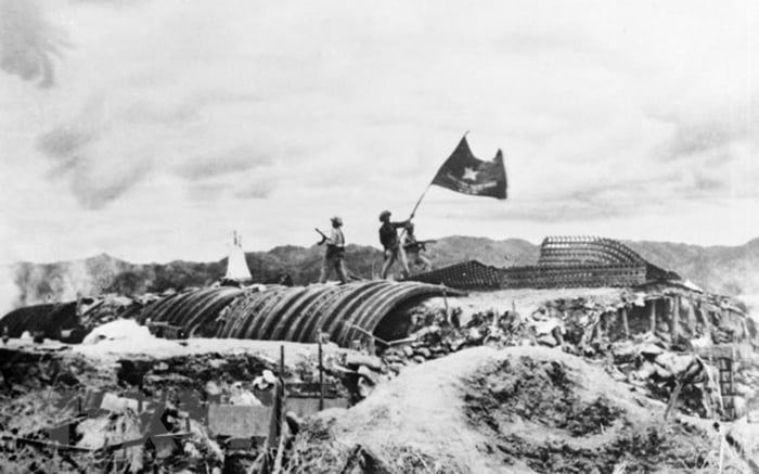 Chiều 7/5/1954, lá cờ 'Quyết chiến - Quyết thắng' của Quân đội nhân dân Việt Nam tung bay trên nóc hầm tướng De Castries. Chiến dịch lịch sử Điện Biên Phủ đã toàn thắng. (Ảnh: Tư liệu TTXVN)