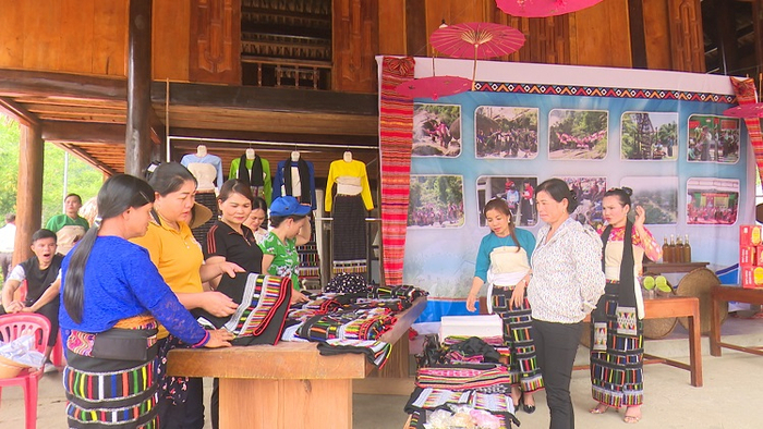 Những sản phẩm đan dệt truyền thống được người dân bày bán tại ngày hội du lịch xã Trí Nang năm 2022