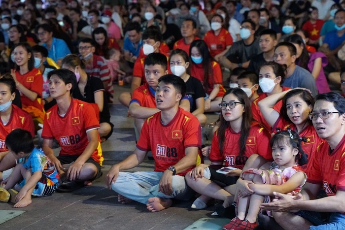 Từng pha bóng của đội tuyển Việt Nam được người dân chăm chú theo dõi.