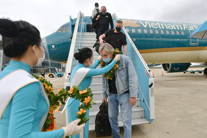 Chuyến bay của Vietnam Airlines chở khách từ Hàn Quốc đến Đà Nẵng. - Ảnh: hanoimoi