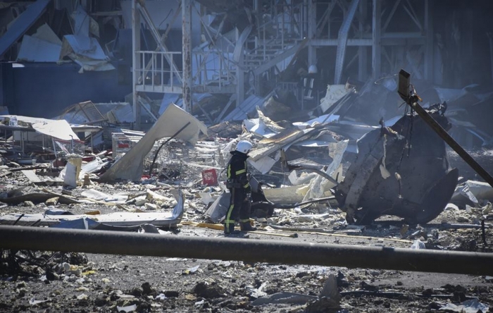 Một tòa nhà đổ nát tại Odesa sau khi một cuộc giao tranh. Ảnh: AP
