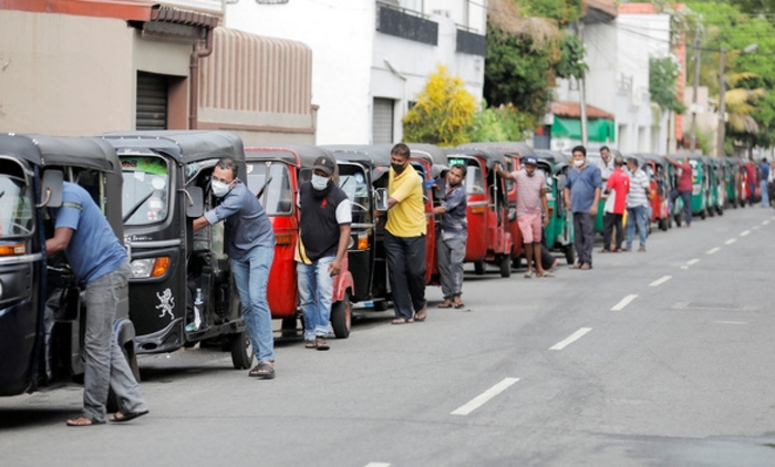 Tài xế xếp hàng chờ mua xăng tại Colombo, Sri Lanka, ngày 12-4 - Ảnh: REUTERS