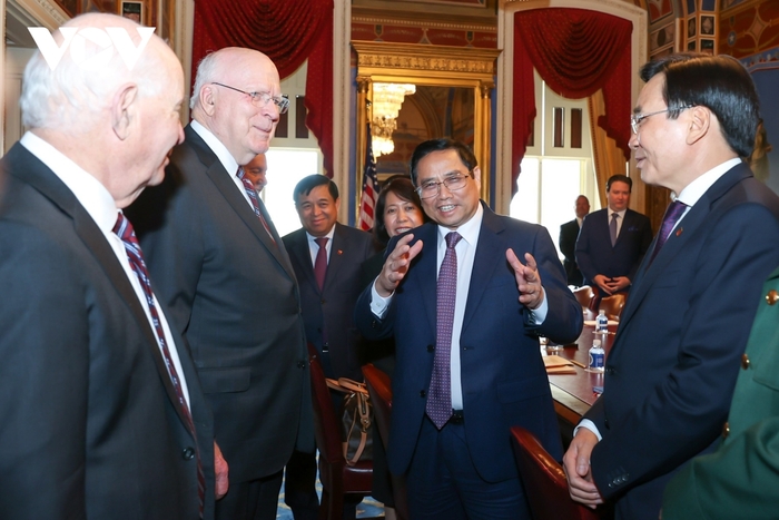 Thủ tướng Phạm Minh Chính trò chuyện với Chủ tịch thường trực Thượng viện Patrick Leahy và các Thượng nghị sỹ.
