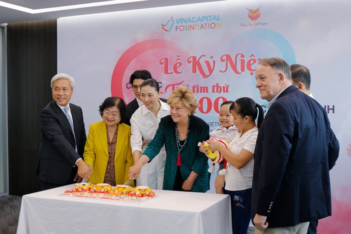 Đại diện chương trình Nhịp tim Việt Nam và các khách mời đặc biệt cùng cắt chiếc bánh kỉ niệm cột mốc trái tim thứ 9.000 được chữa lành.