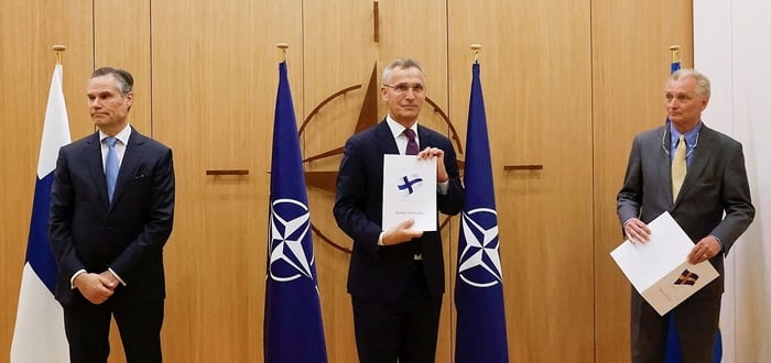 Tổng thư ký NATO Stoltenberg nhận đơn xin gia nhập của Thụy Điển và Phần Lan (Ảnh: Idnes.cz)