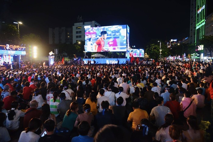 Hàng nghìn cổ động viên (CĐV) đã có mặt tại phố đi bộ Nguyễn Huệ (quận 1 TP Hồ Chí Minh) để đón xem và cổ vũ cho U23 Việt Nam tại trận bán kết.