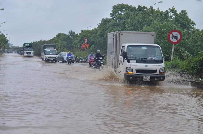 Đại lộ Thăng Long đoạn qua huyện Hoài Đức, Thạch Thất, Quốc Oai... thường xuyên ngập úng khi có mưa lớn.