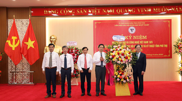 TSKH Phan Xuân Dũng - Chủ tịch Liên hiệp các hội KH&KT Việt Nam tặng hoa chúc mừng buổi lễ.