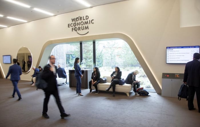 Những người tham gia được nhìn thấy tại hội trường, địa điểm của Diễn đàn Kinh tế Thế giới 2022 (WEF) ở khu nghỉ mát Alpine của Davos, Thụy Sĩ ngày 23 tháng 5 năm 2022. (Ảnh: REUTERS / Arnd Wiegmann)