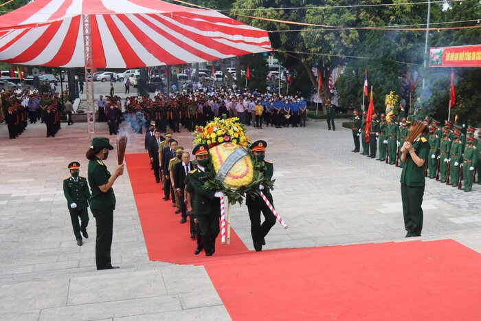 Các đại biểu đã dâng hoa, dâng hương các liệt sĩ quân tình nguyện và chuyên gia Việt Nam đã anh dũng chiến đấu, hy sinh vì độc lập, tự do của Tổ quốc, vì nghĩa vụ quốc tế cao cả trên đất nước Cộng hòa dân chủ nhân dân Lào.